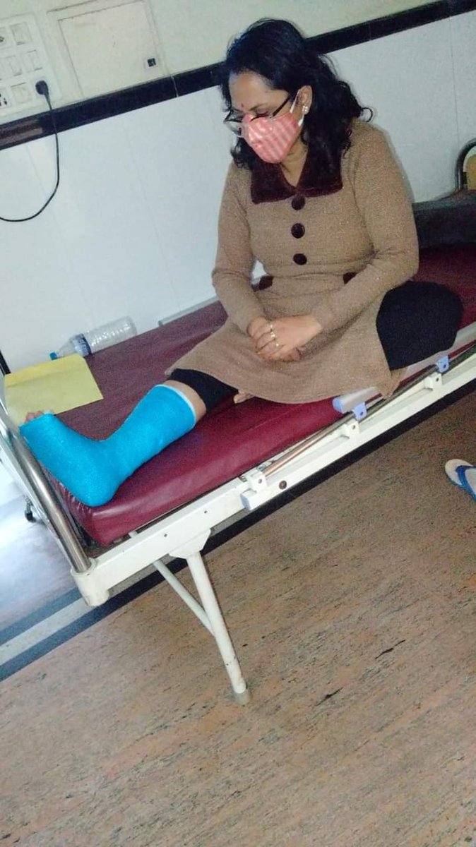 कल कार्य के दौरान गिरने पर पैर में फ्रैक्चर।

लेकिन फिर भी आज कार्यक्रम के लिए निकल पड़ी हूं ,चाहे परिस्थिति कुछ भी आए अभियान रुकने वाला नहीं है।

चुनौतियां, कठिनाइयां और परेशानियां तो आयेंगी ही‌, पर मजा तो उनको मात देकर काम करने में ही है।
जय बिरसा
जय झारखंड
जय भारत
🏹 🇮🇳 🚩