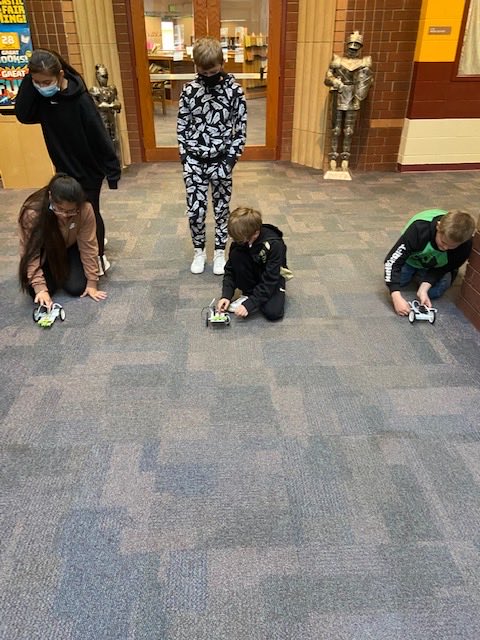 EaglesSuncrest's tweet photo. ⁦@EaglesSuncrest⁩ STEM fun!  Electrical circuits!  The kids are loving this! Thanks Jeff Bracken!
#webelieve https://t.co/9ZEHm0faUX