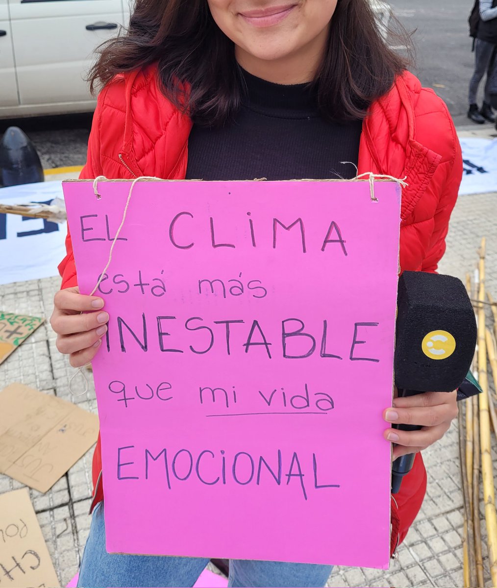 Linuramirez's tweet photo. La creatividad de los carteles de un movimiento que busca hacernos entender que el mundo se está yendo al carajo. 🤸🏻‍♀️ https://t.co/GTOIUztJJ1