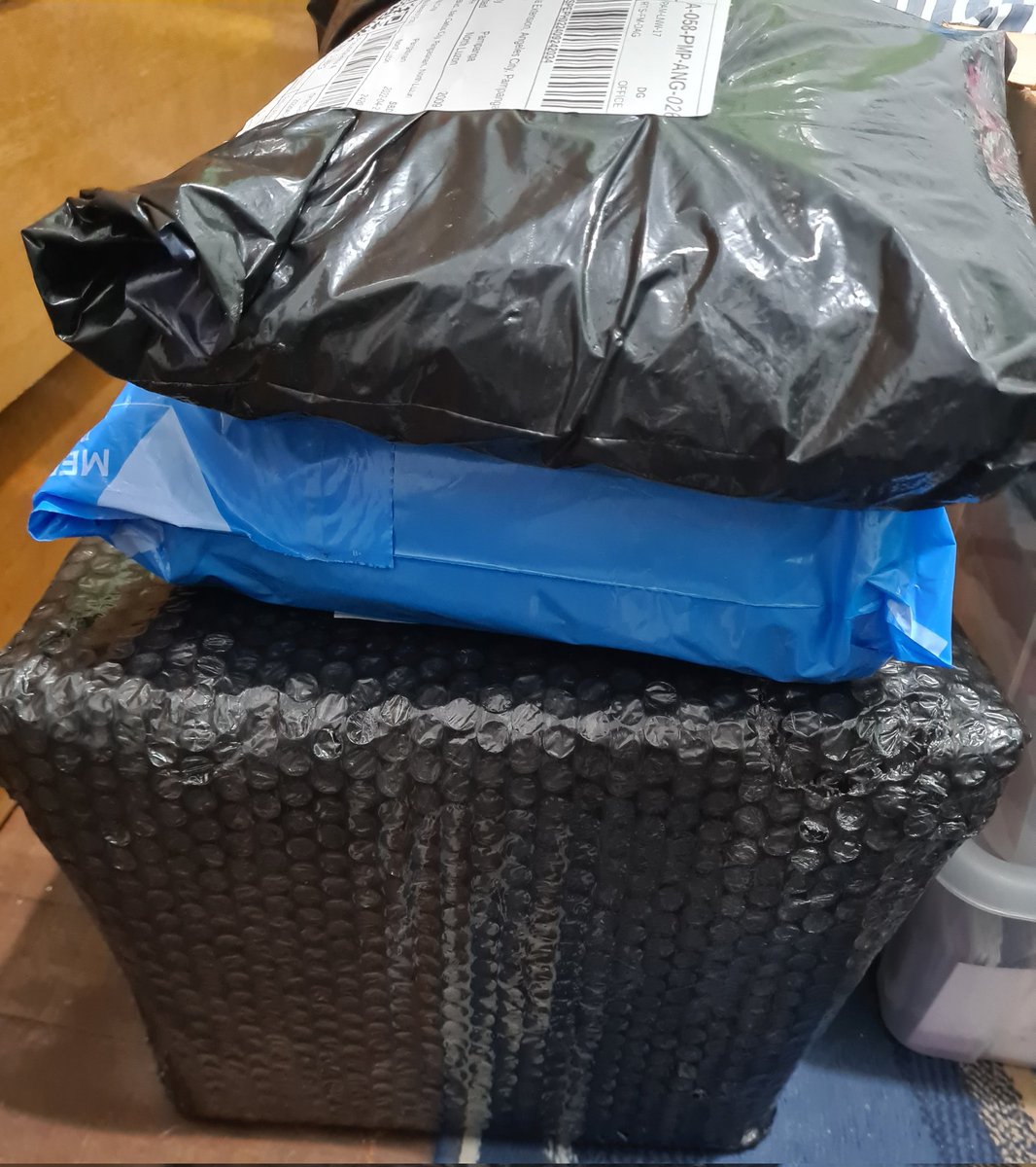 EveryOnceKSHOP's tweet photo. Pre-ordered NMIXX albums and TWICE FOL MONO have arrived. 📦 I will open later and fix your orders. I will also have liveselling and draw our customer giveaway tomorrow! 💜🤍
#EveryOnceUPDATES 🍭 https://t.co/PvnenIQN5P