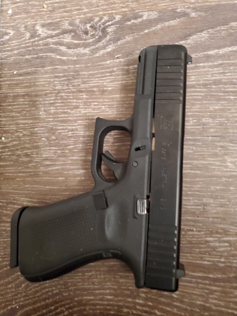 DCPoliceDept's tweet image. *PHOTOS* Multiple firearms and a large quantity of ammo were recovered inside the fifth floor apartment where the suspect was found deceased.