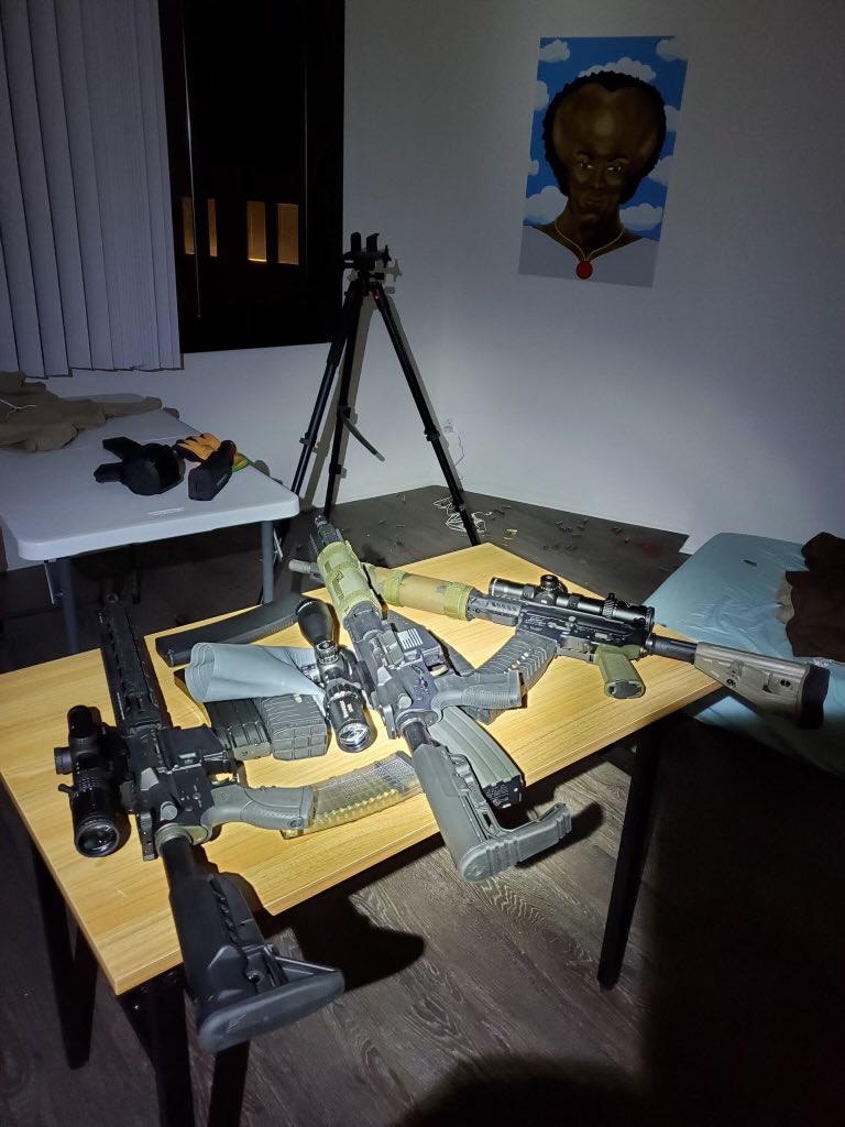 DCPoliceDept's tweet image. *PHOTOS* Multiple firearms and a large quantity of ammo were recovered inside the fifth floor apartment where the suspect was found deceased.