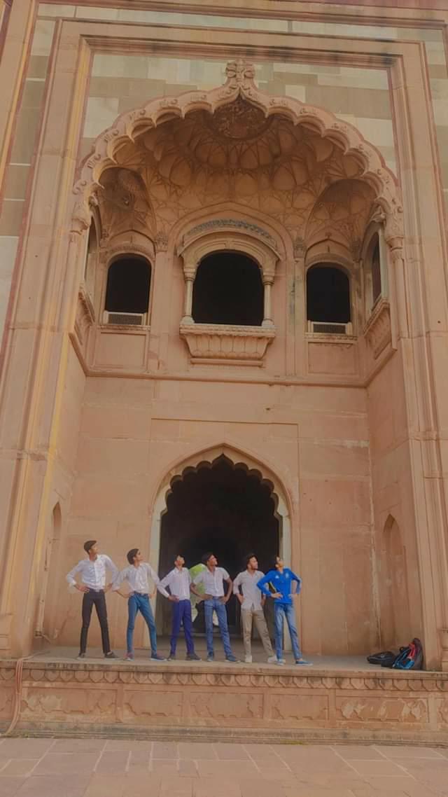 imsumitshri's tweet photo. #schoollife #scribblingday #Friends #friendship 

It's was last day of our school life. After that everyone will busy in their own life. They will forget everything, but no one will forget these days. I will miss you guys. Love you all. ❤️🌺 https://t.co/BS2o7axEgR