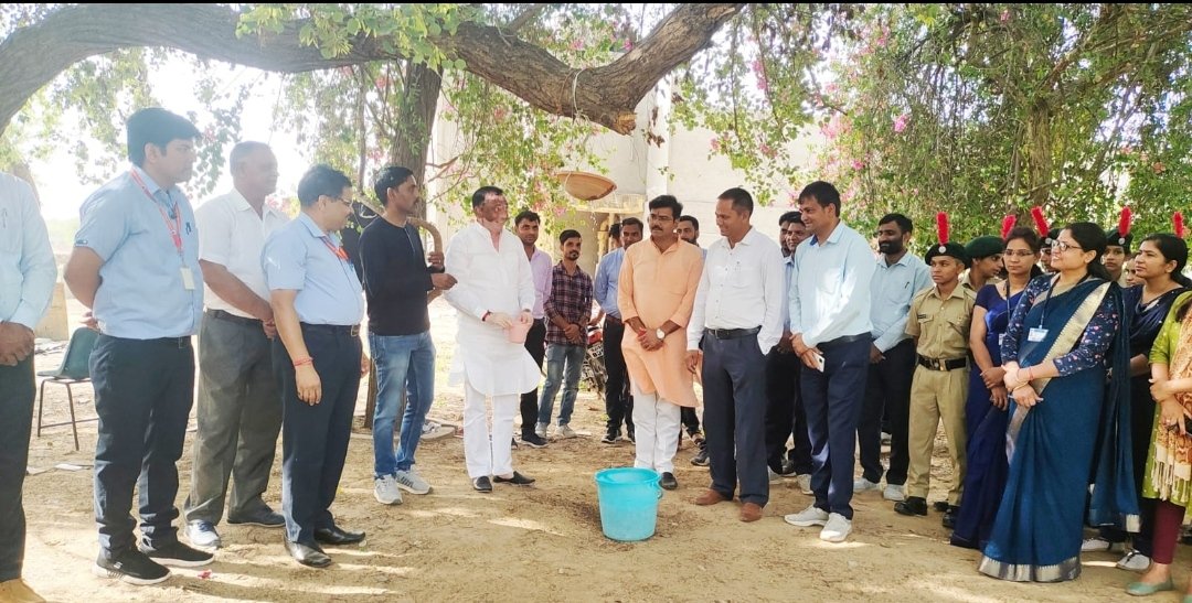 kmtmahipal's tweet photo. हर घर परिंडा अभियान💐💐 https://t.co/rYDbrZqdDw