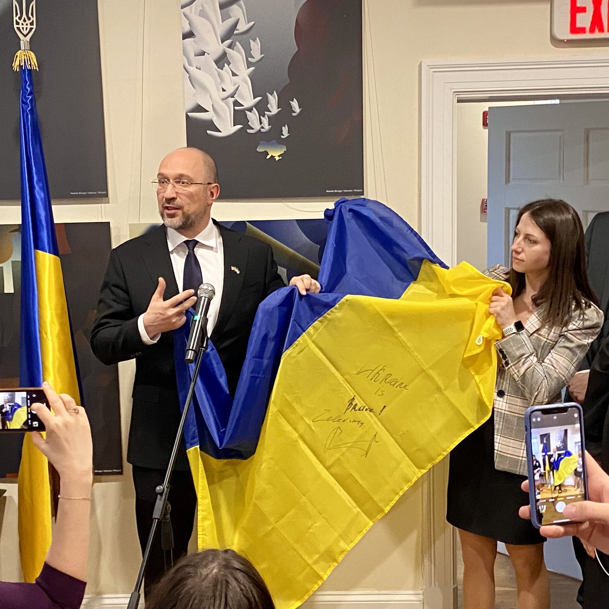 VitaliyDubil's tweet photo. Prime Minister @Denys_Shmyhal brought to Washington, DC Ukraine’s flag signed by President @ZelenskyyUa: “Ukraine is brave!”
#ukraineisbrave #StandWithUkraine #StandUpForUkrain https://t.co/JwwbdUwX8l