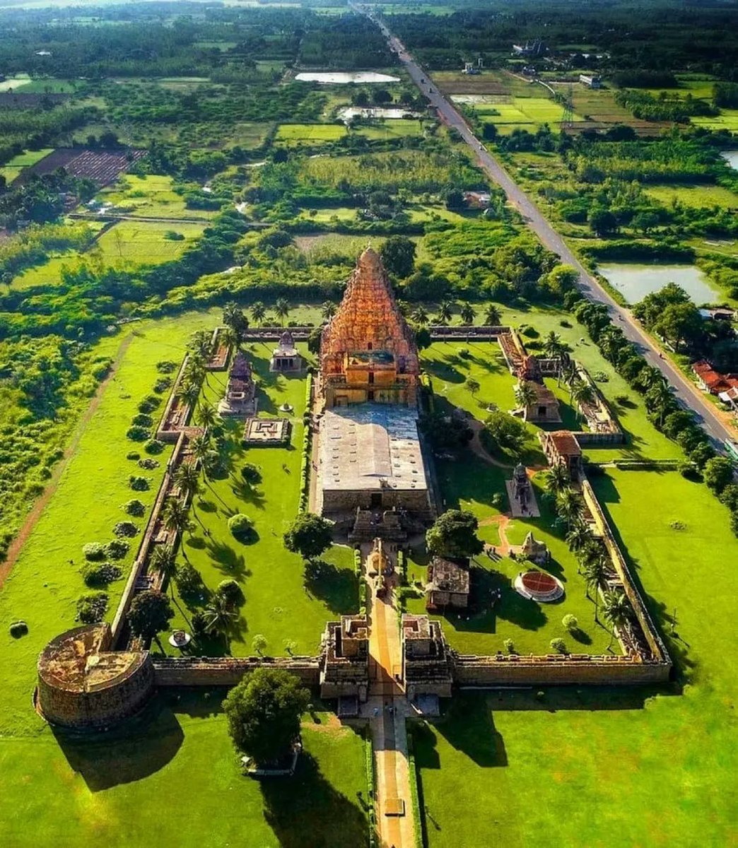 ErikSolheim's tweet image. Incredible India 🇮🇳
Gangaikonda Cholapuram: History In Stone in Tamil Nadu 

Built over a 1,000 years, the 180-foot-tall Gangaikondacholeeswaram temple is magnificent—made of golden-brown stone, it stands tall against a clear blue sky.

PC: @rajography on IG
