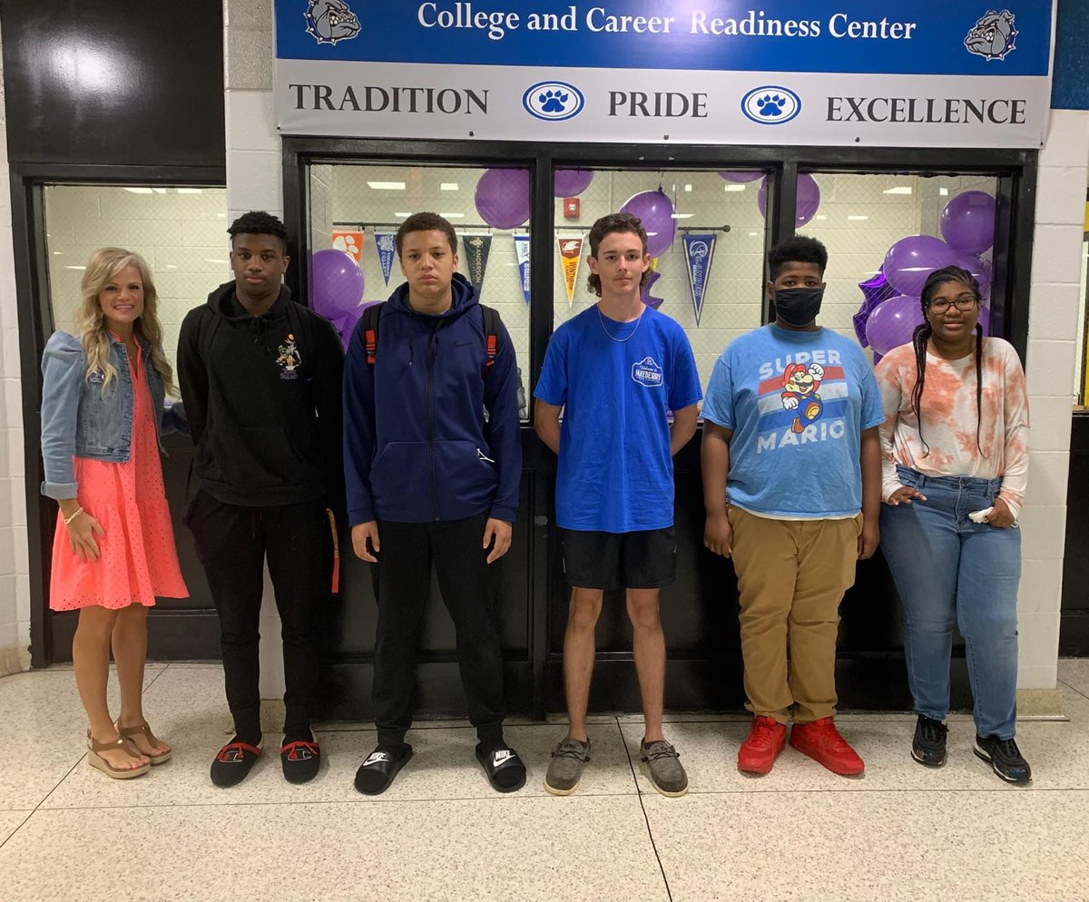 DrKatieHawks's tweet photo. April is recognized as #MonthoftheMilitaryChild. We took time this morning to celebrate our very own @SilverBluffHigh! A special thanks to Ms. Keri Wiemer and our student ambassadors for making this time special! 💜 @AikenPublicSch #loveSCschools #ProudPrincipal https://t.co/TdsKPadzzo