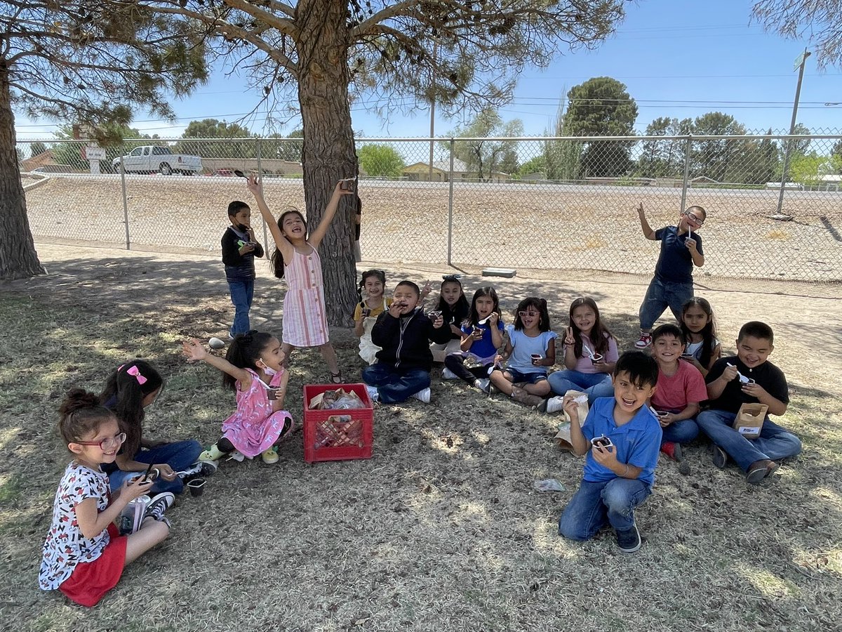 MrsKroesser's tweet photo. We enjoyed some fresh air, as we ate our “worm cups”, made by the “Planeteers” on this lovely Earth Day! Thank you Mrs. Gonzalez!!! ❤️🌏🌳 #SurrattCubs #FirstGradeRocks https://t.co/fwJKu6lEDn