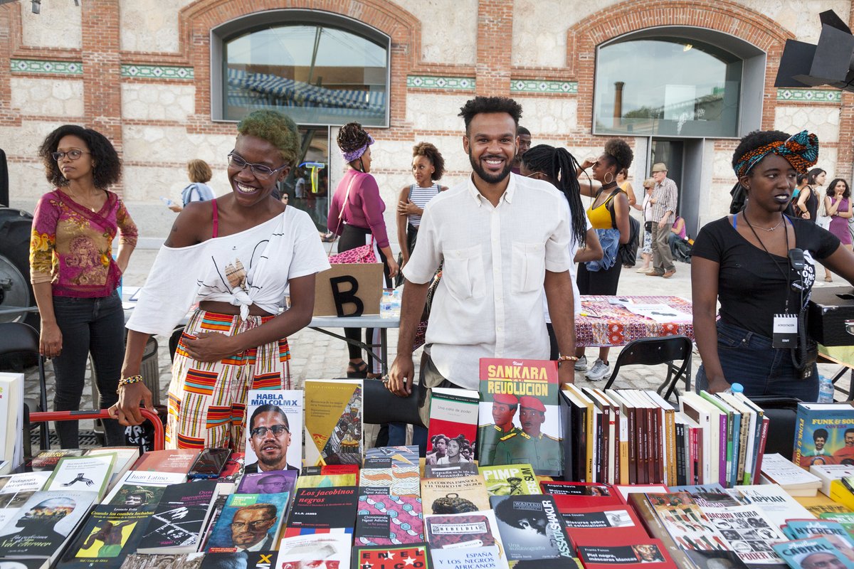 ¡Feliz #DíaDelLibro! No hay mejor día que hoy para pasarlo en la FERIA DEL LIBRO AFRO. 🤩📚 🌹

👉🏿 Una jornada llena de actividades como cuenta-cuentos, recital de poesía, presentaciones de libros, exposiciones y mucho más...

¡Te esperamos!

🏡 #EspacioAfro (C/Cáceres 49 Madrid)