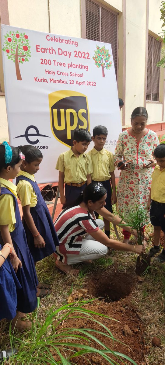 HolyCrossHighS1's tweet photo. Earth Day 2022
#Earthday
#UPS
#KindnessUnlimited
#Treeplanation https://t.co/9qSngXVLe8