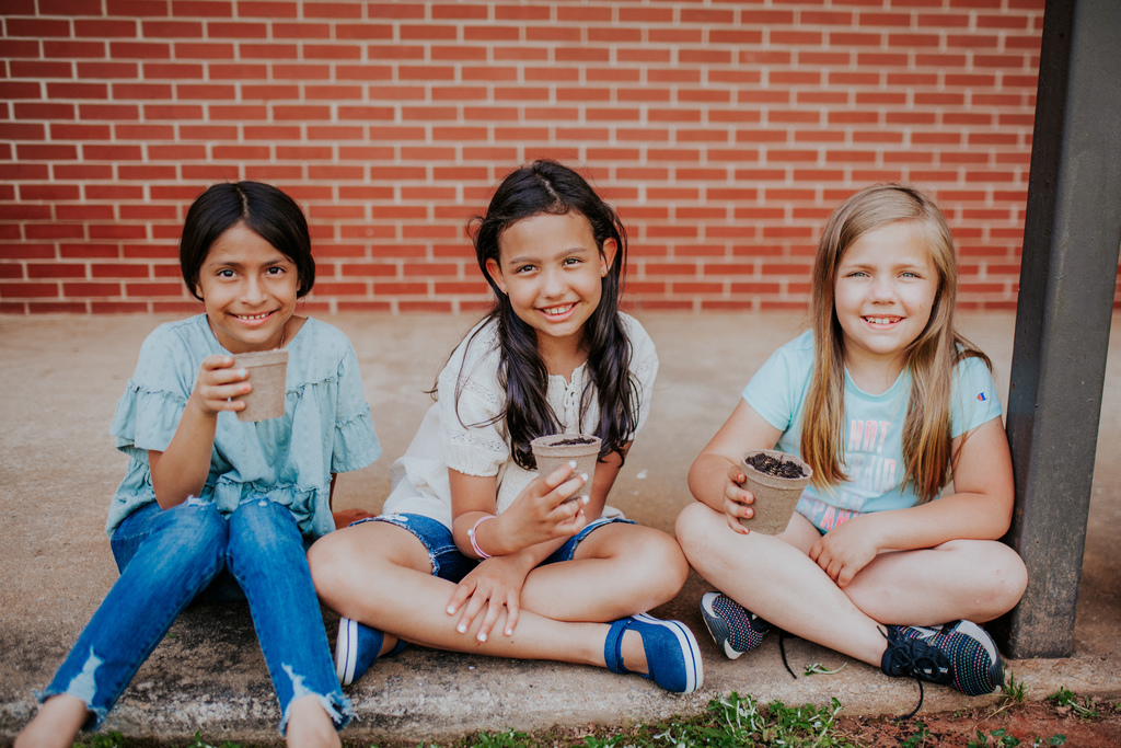 AndersonDist3's tweet photo. Happy Earth Day! 🌏

Mrs. Sanders' 2nd Grade Class at Starr Elementary celebrated Earth Day by reading Miss Rumphius and planting wildflowers like the book's main character! #EarthDay #A3Students https://t.co/H8ikDAxLi0