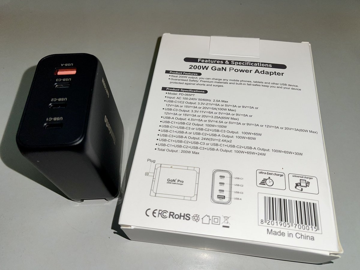 hiropismo's tweet photo. クラウドファンディングで発注してた、GaN200Wのパワーアダプタが到着。
今まで使ってたGaN100Wのものより一回り大きくてずっしりと重い。仕方ないけど。モバイル用にはこれまで通り100Wと小型のGaN60W-1ポートを、旅先のホテルや卓上では200Wを使い分けることに。
#ThunderGo https://t.co/zy2T0OI5tv