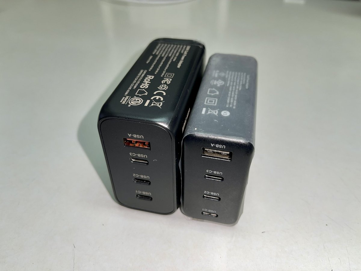 hiropismo's tweet photo. クラウドファンディングで発注してた、GaN200Wのパワーアダプタが到着。
今まで使ってたGaN100Wのものより一回り大きくてずっしりと重い。仕方ないけど。モバイル用にはこれまで通り100Wと小型のGaN60W-1ポートを、旅先のホテルや卓上では200Wを使い分けることに。
#ThunderGo https://t.co/zy2T0OI5tv