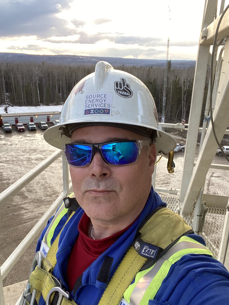 justanoilworker's tweet photo. Nothing like being 75 feet high watching an Alberta sunset.. 😎 Perks of the job!! #oilpatchlife https://t.co/FdjZadMUva