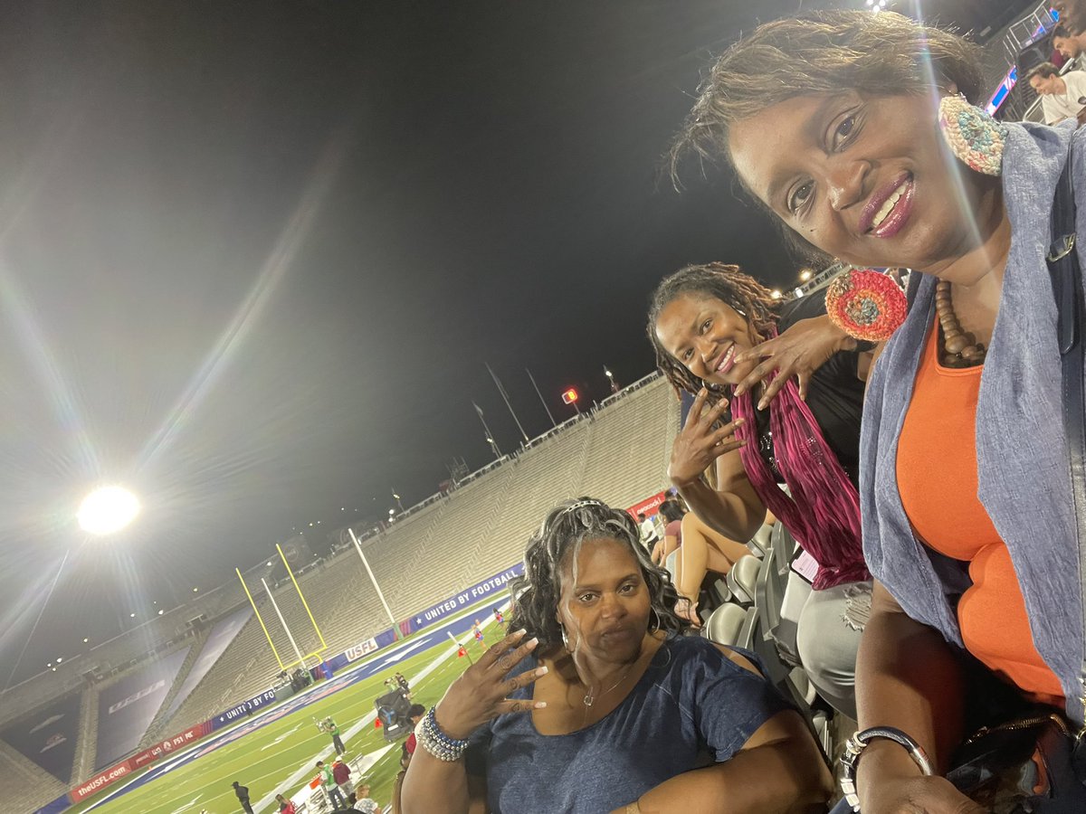 fydale's tweet photo. First Timers at the USFL! #USFL #Bham #MagicCityNights #USFLonNBC #LetsGoPanthers #Fanof#44 https://t.co/hn9odVvQ09