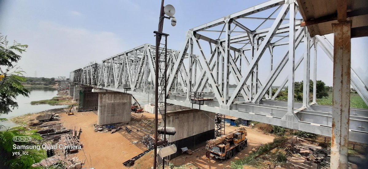 DevelopedSurat's tweet photo. #Double_Height #Steel_Girdles_Installation Work on #RiverTapi @dfccil_india Bridge for #Mumbai_Surat_Delhi Line between #Valak_Laskana to #MotaVarachha_Abrama
@AshwiniVaishnaw @RailMinIndia @DarshanaJardosh @larsentoubro
#Divyabhaskar #DainikBhaskar #Surat Clckd by #FenilThakkar https://t.co/FPv4dJ5dSR