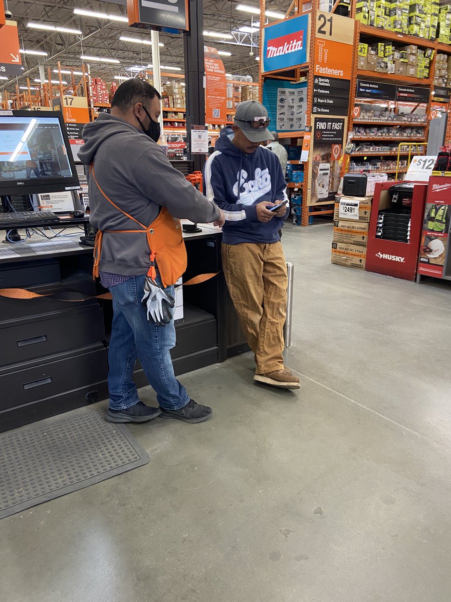 Perla1069CXM's tweet photo. Great job Mathew greeting our PROs and offering snacks!!! Also we have Jose signing a new customer as a PRO!! #proXtraperks #4weeksofrewards @nelihernan6677 @ChrisNana6677 @VenturaIzaiah @MRSSAHD https://t.co/JqAyKDZkZt