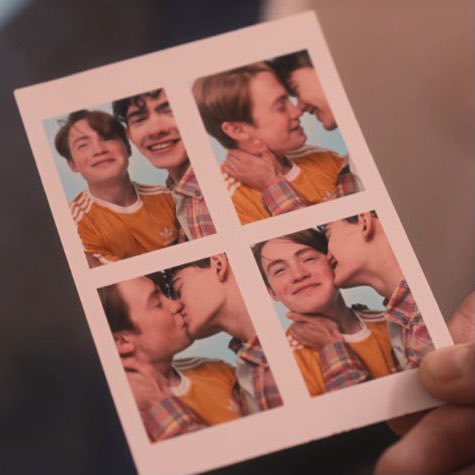 hrtstpprthinker's tweet photo. this is your official reminder that heartstopper is now on netflix. pls go watch 17 times for nick and charlie <3 https://t.co/Mi3MSOZjVn