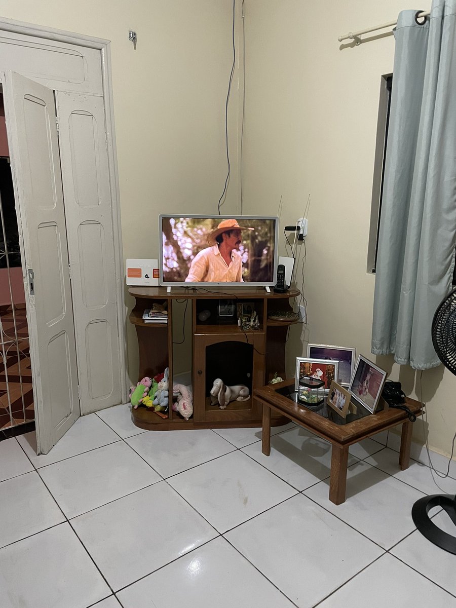 gfnaka01's tweet photo. Vim na minha avó quarta e:
“Vó, a senhora não acha essa sua TV pequena não?” 
- acho meu filho, mas é a que eu tenho, quando vou na tua tia, aquela tv enorme acho lindo”
“Vó, sexta eu venho assistir pantanal com a senhora” 
Cheguei hoje com uma TV de 70” pra ela https://t.co/okvM7lOzui