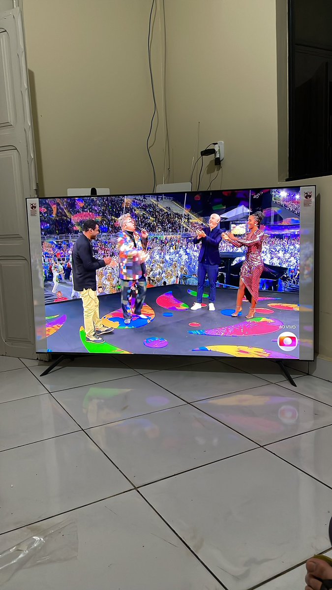 gfnaka01's tweet photo. Vim na minha avó quarta e:
“Vó, a senhora não acha essa sua TV pequena não?” 
- acho meu filho, mas é a que eu tenho, quando vou na tua tia, aquela tv enorme acho lindo”
“Vó, sexta eu venho assistir pantanal com a senhora” 
Cheguei hoje com uma TV de 70” pra ela https://t.co/okvM7lOzui