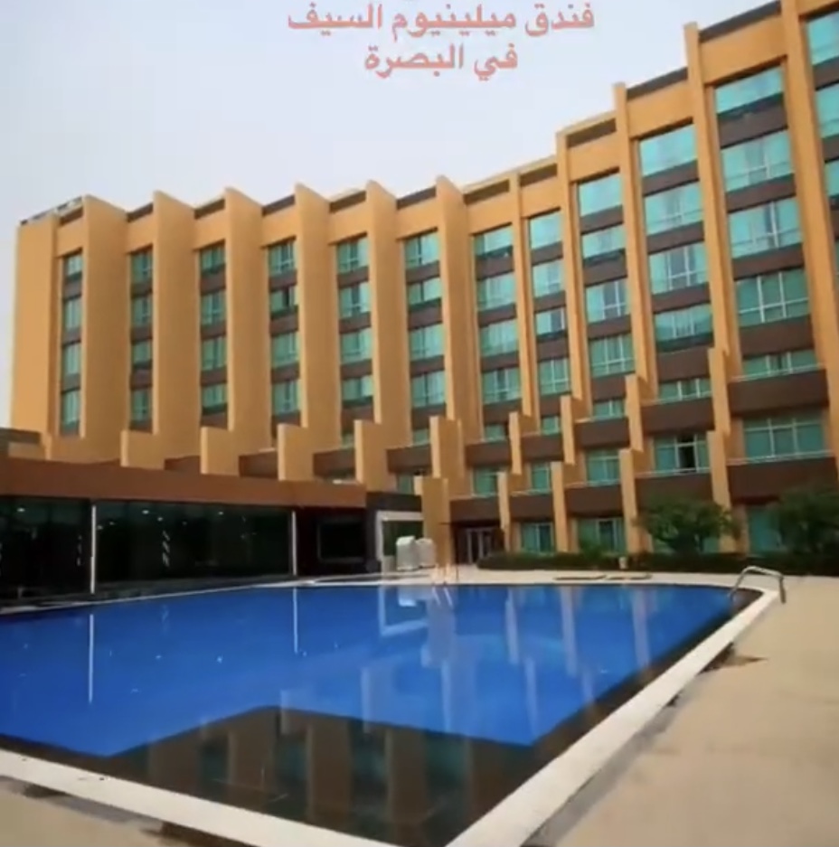 صورة لباحة ومسبح #فندق السيف ملينيوم في البصرة شارع الوفود تحديدا 🏖
علما يعد الفندق الأول في العراق لسلسلة ملينيوم السياحية والثامن عربيا بالمنطقة ⛺️