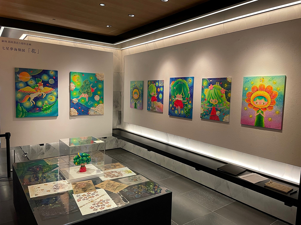 GINZA_TSUTAYA's tweet photo. ファンタジーの世界をキャンバスに表現するアーティスト、七星夢海の個展「花」を本日～5月13日（金）の期間に開催致します。
 「花」と題された本展では、世界の平和や調和への思いを花のモチーフに込め、新作を発表致します。
※一部作品はご成約済みです。
https://t.co/k2u3iVmhUN https://t.co/F1ASMrsaOT