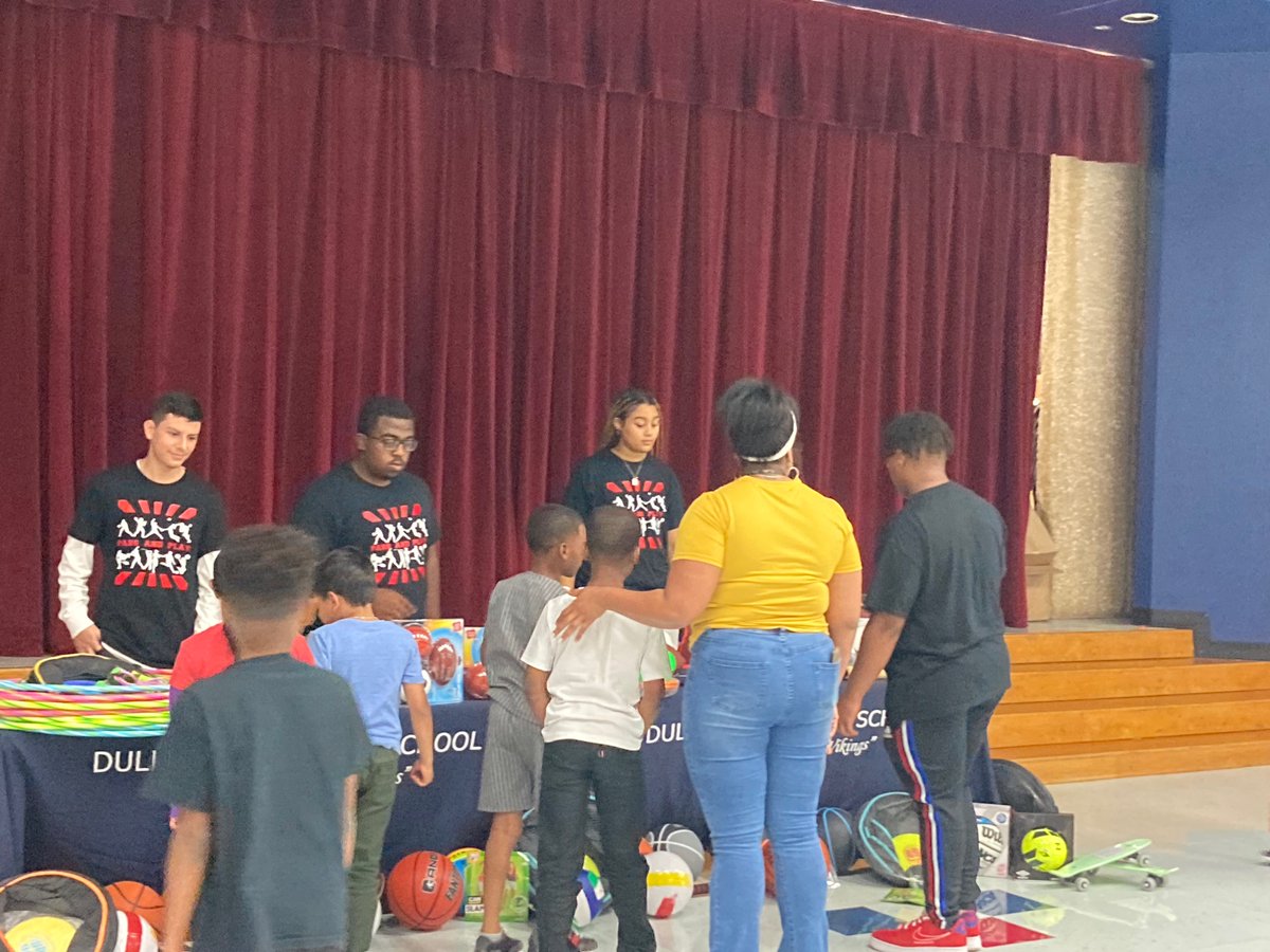 DE_Vikings's tweet photo. So proud of these young leaders! Thanks for giving back in a great way♥️. @DhsPassnPlay @DE_Vikings @DHS_Vikings https://t.co/Yw0FpsPQlR