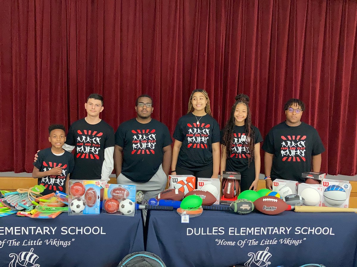 DE_Vikings's tweet photo. So proud of these young leaders! Thanks for giving back in a great way♥️. @DhsPassnPlay @DE_Vikings @DHS_Vikings https://t.co/Yw0FpsPQlR
