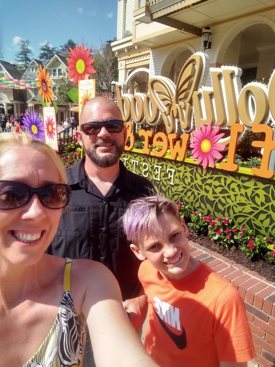 Momma_Baird's tweet photo. Had a blast today on 6th grade field trip to @Dollywood with @avmsKnights  #sunburned #novoice #feethurt #Rollercoaster #readytogoback #familyfun https://t.co/d4bTGd9bt1