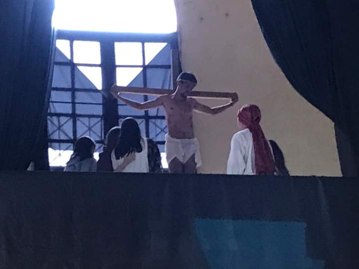 kerigmaCuba's tweet photo. En la mañana de éste #ViernesSanto los jóvenes de la comunidad de Patrocinio realizaron la representancion del Via Crucis. 

❤️ El joven Dayron Fleites era el encargado de representar a Jesucristo. https://t.co/Vrp5lvTEEI