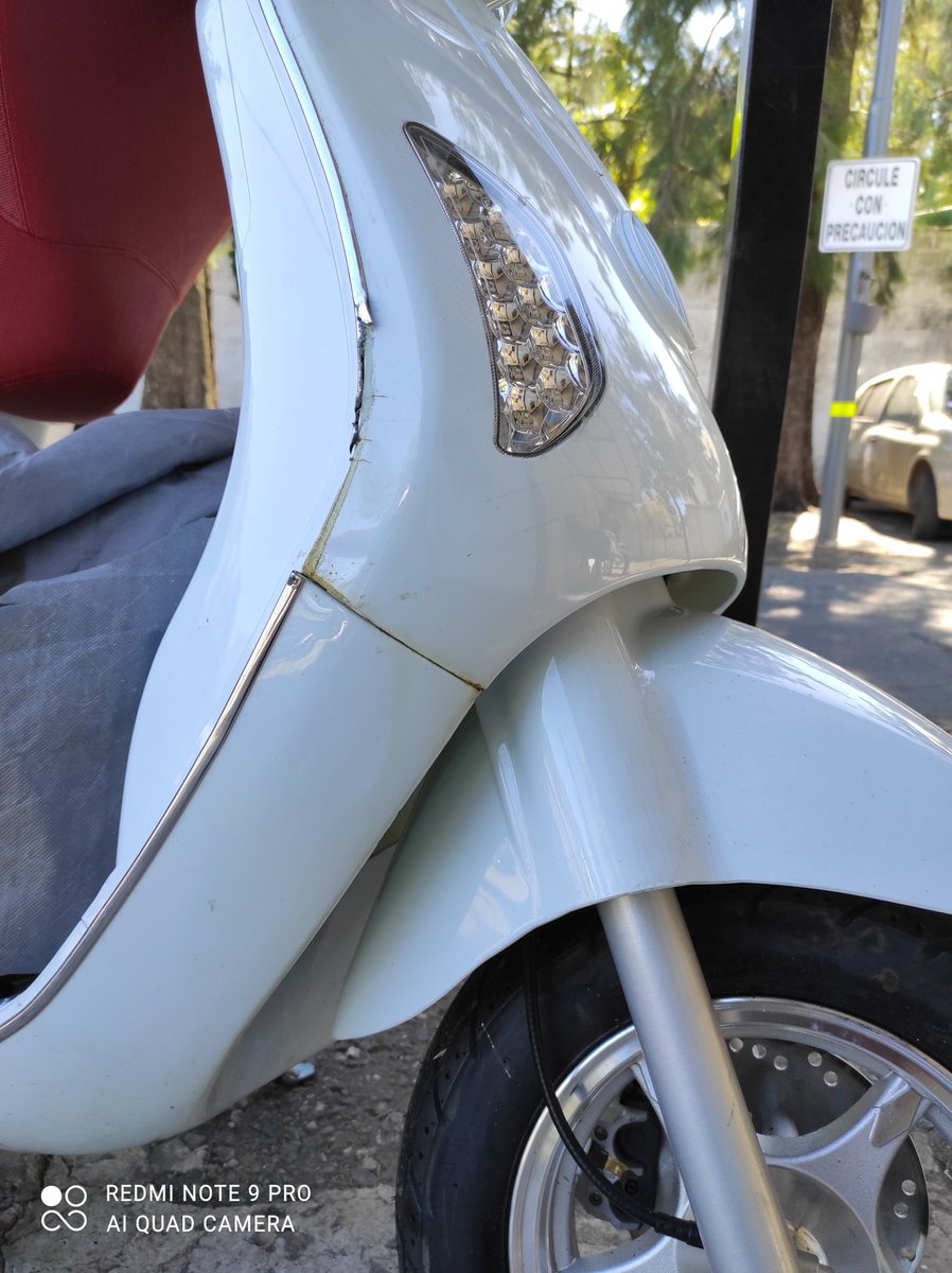 Rociompb's tweet photo. El 1/04/ 2022 retire mi moto de la consesionaria 0km con un permiso para circular. El 2/04/2022 el Control de Proximidad me retiene el vehículo porque no tenía patente. Me la retuvieron 15 días y me la devuelven así, es justo esto? @pablojavkin @MuniRosario @TransitoRosOk https://t.co/gccXWpUMtY