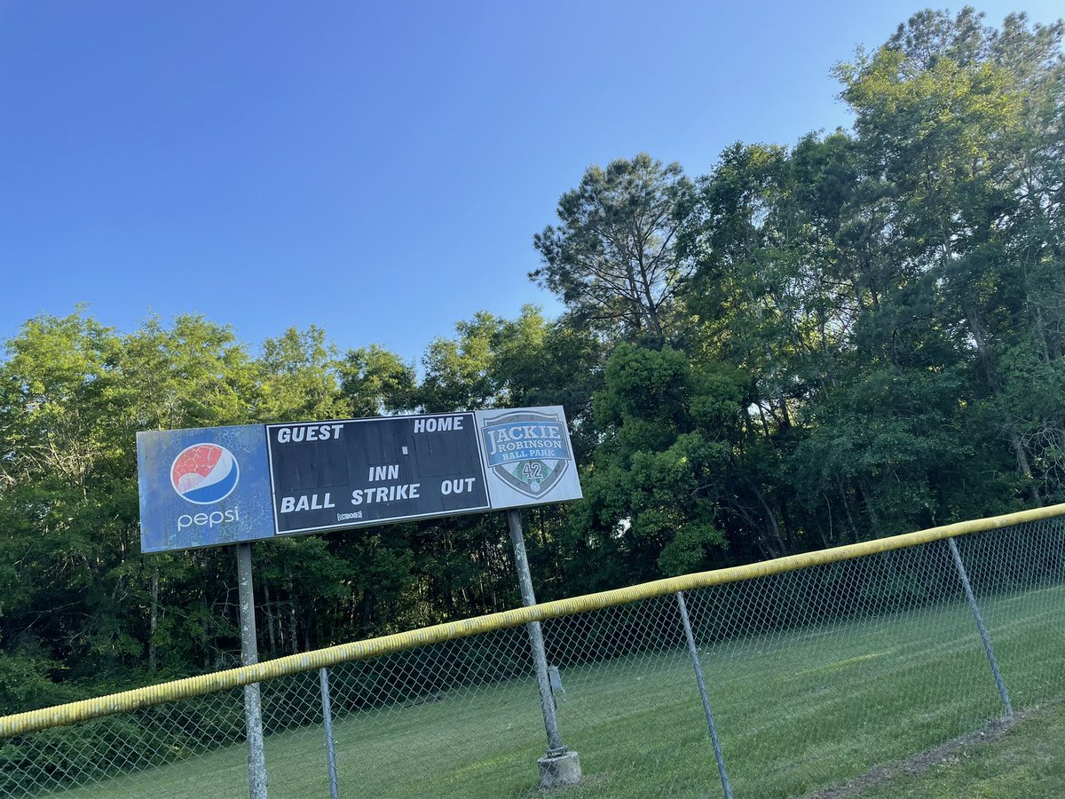 chris_j_44's tweet photo. It sure is a Good Friday for blessed baseball #southwestgeorgia #commissionerstrophy #leadright #GeorgiaOnTheLine https://t.co/AxqyF5FIcE