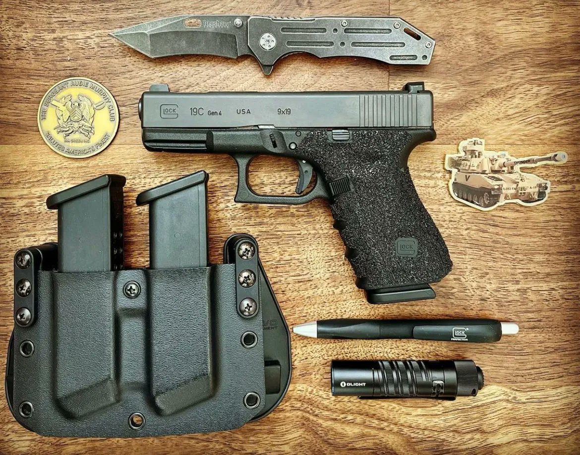 BravoHolsters's tweet photo. Friday EDC...
.
.
📸: @pea_shooter_1028
#glock19c #handleitgrips #kershawknives #olightflashlights #audiemurphy #kingofbattle #paladin #fieldartillery #everydaycarrygear #bravoconcealment #bravoholsters https://t.co/YhwdRNyqiA