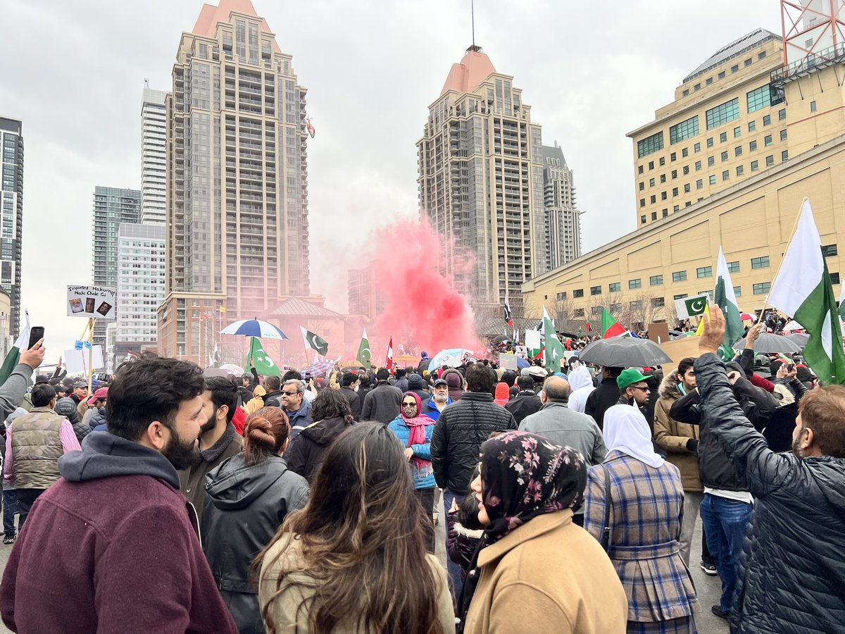 tfzuhair's tweet photo. Today me and my family drove for three hours just to make sure that our children know that Pakistani nation is not “beggar” we are independent sovereign nation which can say “absolutely not” #Pakistan #PakistanPoliticalCrisis #ImportedGovtNotAcceptable #BehindYouSkipper https://t.co/nrDBjF892h