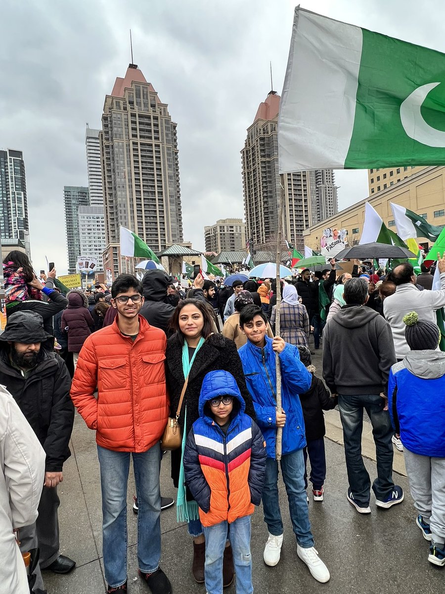 tfzuhair's tweet photo. Today me and my family drove for three hours just to make sure that our children know that Pakistani nation is not “beggar” we are independent sovereign nation which can say “absolutely not” #Pakistan #PakistanPoliticalCrisis #ImportedGovtNotAcceptable #BehindYouSkipper https://t.co/nrDBjF892h