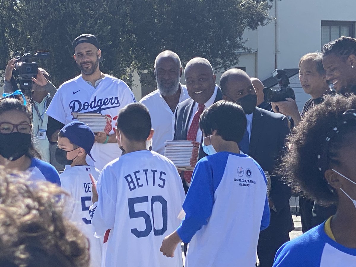 PUSD joined @Dodgers to celebrate baseball legend and @JohnMuirHS alumni Jackie Robinson with a reading event at Longfellow Elementary & the unveiling of a mural at John Muir Early College Magnet @DodgersFdn @DAVIDprice24 @mookiebetts @TonyThurmond @bmcdonald6