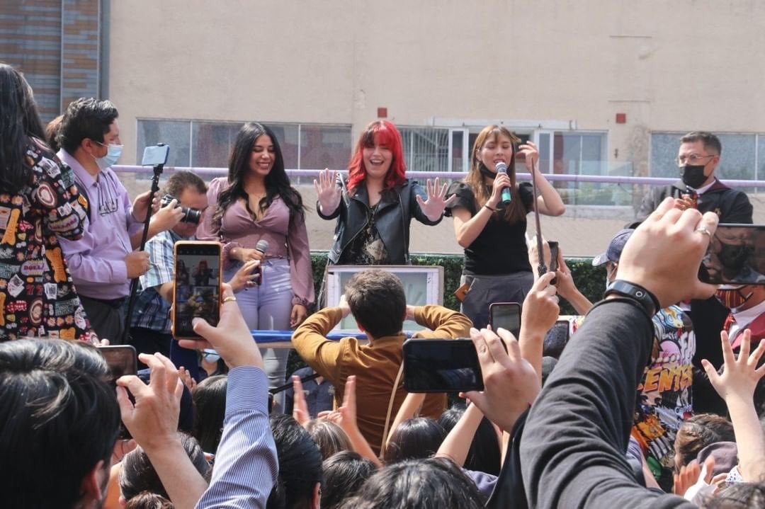 capa_updates's tweet photo. 📸| Algunas fotos del día de hoy de Capa Invisible [@capa_invisible] durante la debelación de huellas en Galería Plaza de las Estrellas ⚡️✨🙌🏼 https://t.co/jEc7EnZxzt