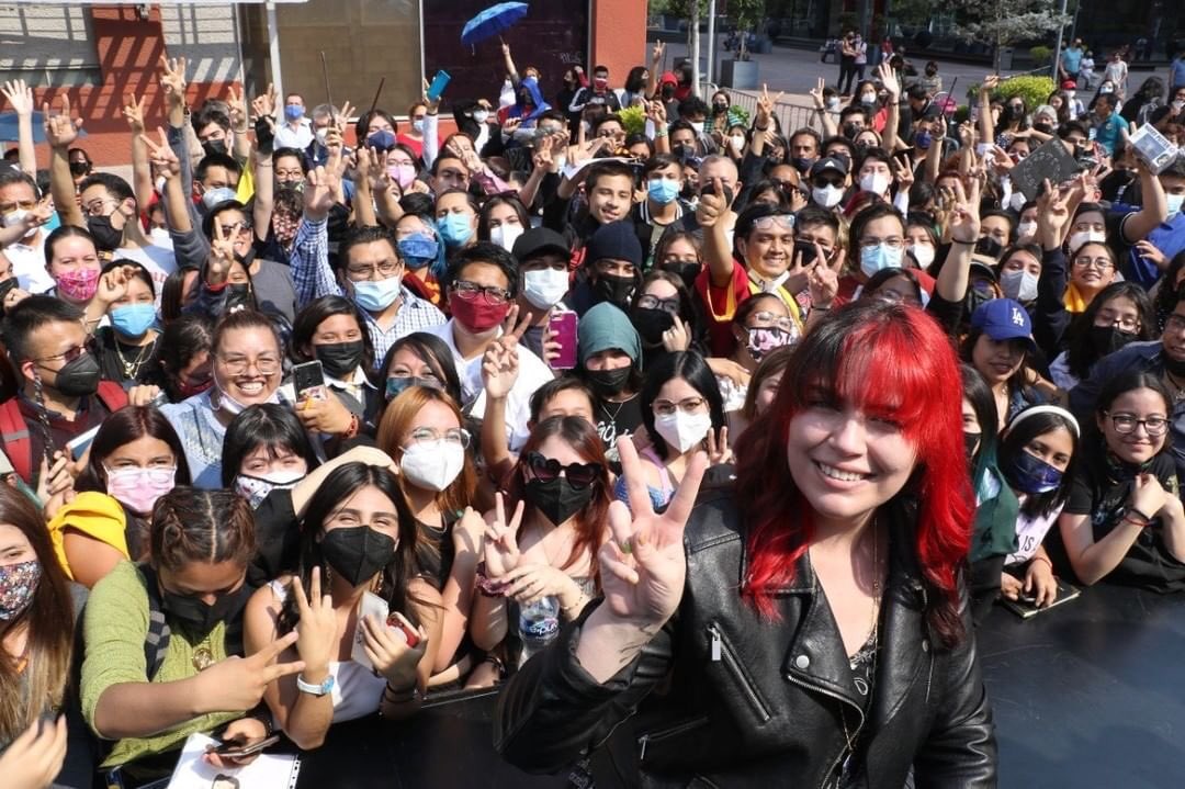 capa_updates's tweet photo. 📸| Algunas fotos del día de hoy de Capa Invisible [@capa_invisible] durante la debelación de huellas en Galería Plaza de las Estrellas ⚡️✨🙌🏼 https://t.co/jEc7EnZxzt