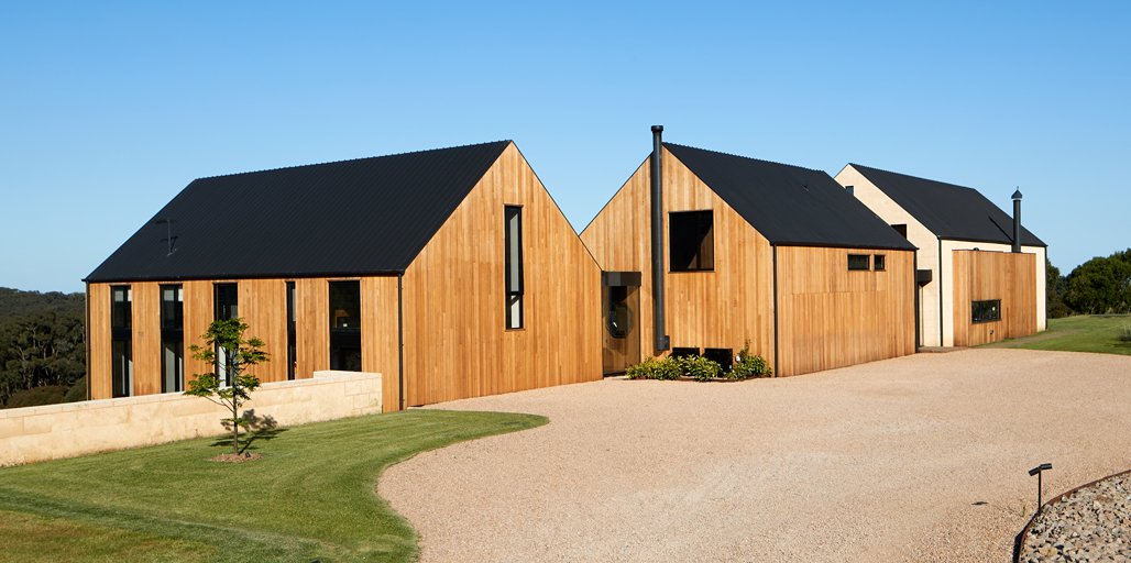 COLORBONDsteel's tweet photo. Flinders Residence by #abemccarthyarchitects is a modern farmhouse-style home with 3 interconnected pavilions, featuring a #COLORBONDsteel #MonumentMatt roof using #Fielders #Nailstrip #SingleLock profile. https://t.co/z1ErjnQ64w 

📷 @ShannonMcGrath7 

#COLORBONDsteelMatt https://t.co/Tz4dUDCvIa
