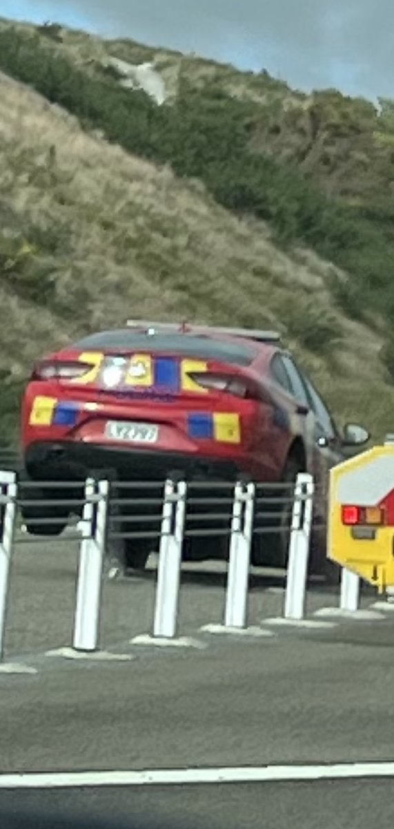 barkerboynz's tweet photo. @1NewsNZ @NZStuff police backed up on bollard #transmissiongully https://t.co/86IjLrJsla