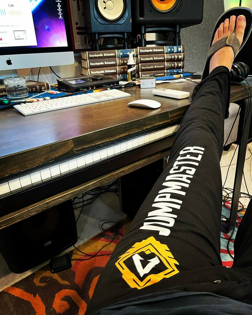 theandyellis's tweet photo. “I’m the Jumpmaster! I won’t let you down!”
My new work uniform. 
#apexlegends #pathfindermain
#gamernerd #playingatwork
#newstudio https://t.co/iqHMauHPKi https://t.co/RmY4BmT8bp