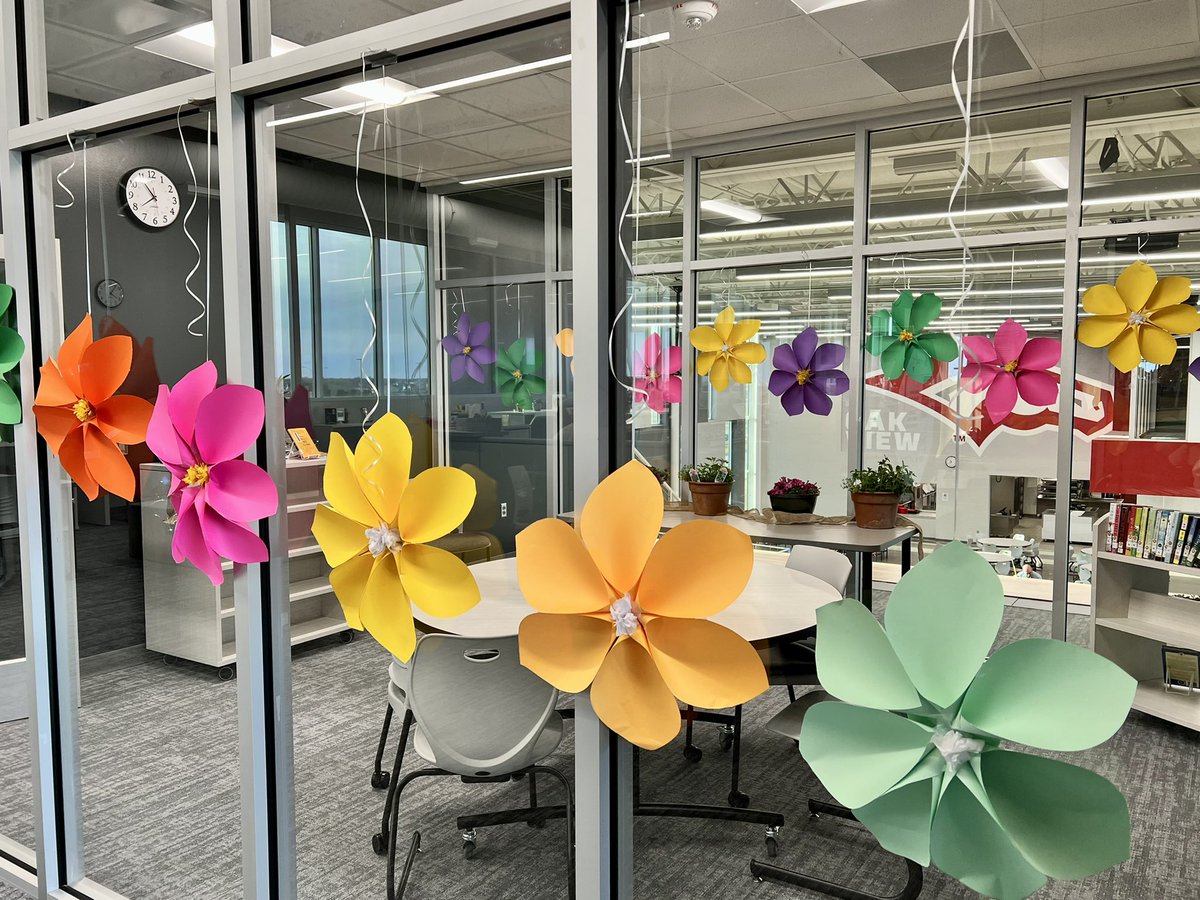 melissajkwhite's tweet image. 8th graders helped me design this space today &amp;amp; it definitely has a vibe 🌸✨📚flowers made in #makerspace #libraryspace #librarylife #iowatl