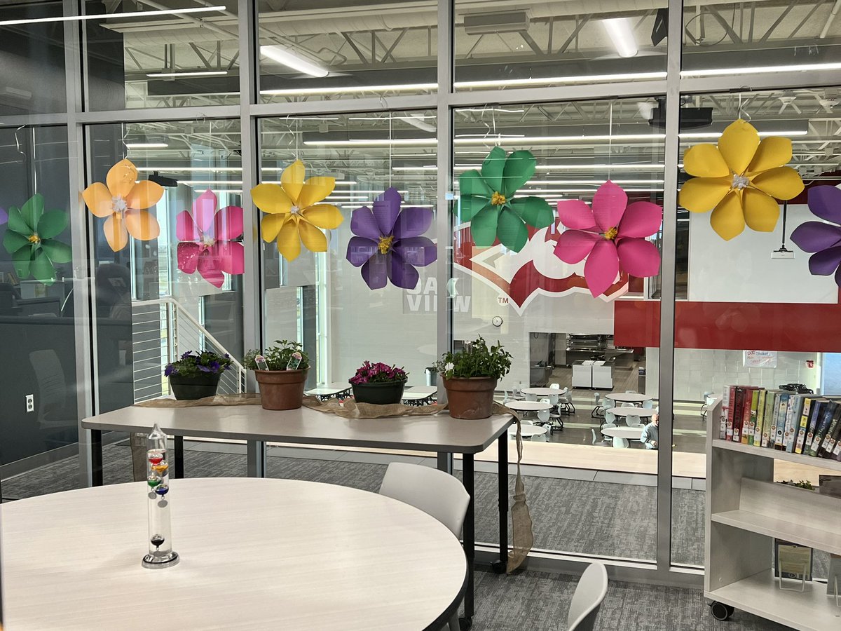 melissajkwhite's tweet image. 8th graders helped me design this space today &amp;amp; it definitely has a vibe 🌸✨📚flowers made in #makerspace #libraryspace #librarylife #iowatl