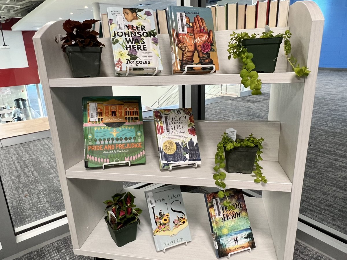 melissajkwhite's tweet image. 8th graders helped me design this space today &amp;amp; it definitely has a vibe 🌸✨📚flowers made in #makerspace #libraryspace #librarylife #iowatl