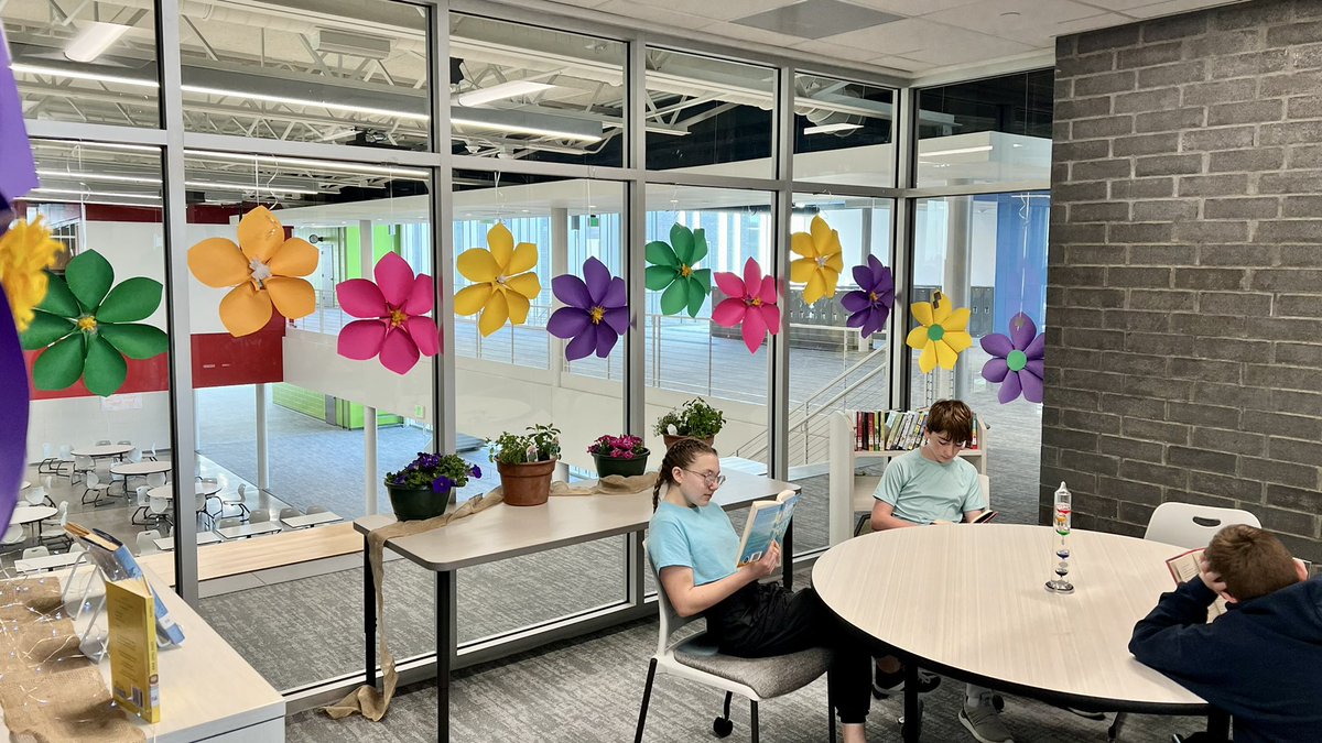 melissajkwhite's tweet image. 8th graders helped me design this space today &amp;amp; it definitely has a vibe 🌸✨📚flowers made in #makerspace #libraryspace #librarylife #iowatl