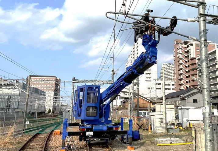 blauereiter's tweet photo. OMG Labors are real !! This train cable repair bot deployed by JR East Japan is I quote "a heavy machinery puppet bot" manned by an operator with a VR headset. Headgear would be proud !! JR西日本、人型重機ロボットと工事用車両を融合させた鉄道重機開発 -  https://t.co/Vq4H6kSUuv https://t.co/Kvg515NPMY