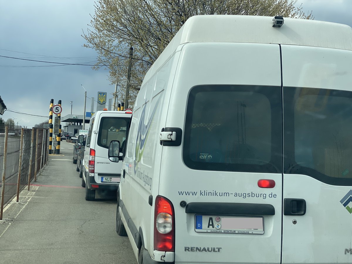 AugsMedHilfe's tweet photo. Grenze und dann Ankunft in Czernowitz - endlich (Bilder von H. Gairhos) https://t.co/qD7jZGThZr