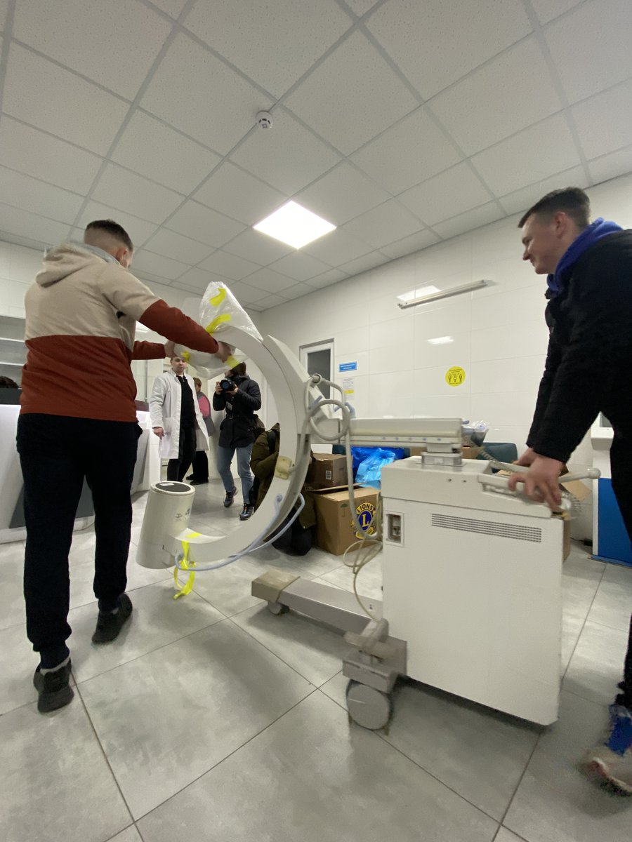 AugsMedHilfe's tweet photo. Ohne Laderampe wird's schwierig. Ein paar Medizinstudierende sind mit da und fassen mit an (Photos Herbert Gairhos) https://t.co/aucffBrCsI
