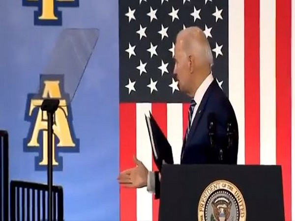 OfficialAiNews's tweet photo. Social media reacts as US President Joe Biden shakes hands with thin air
#JoeBiden #bidenhandshake https://t.co/LFPArMiTQa