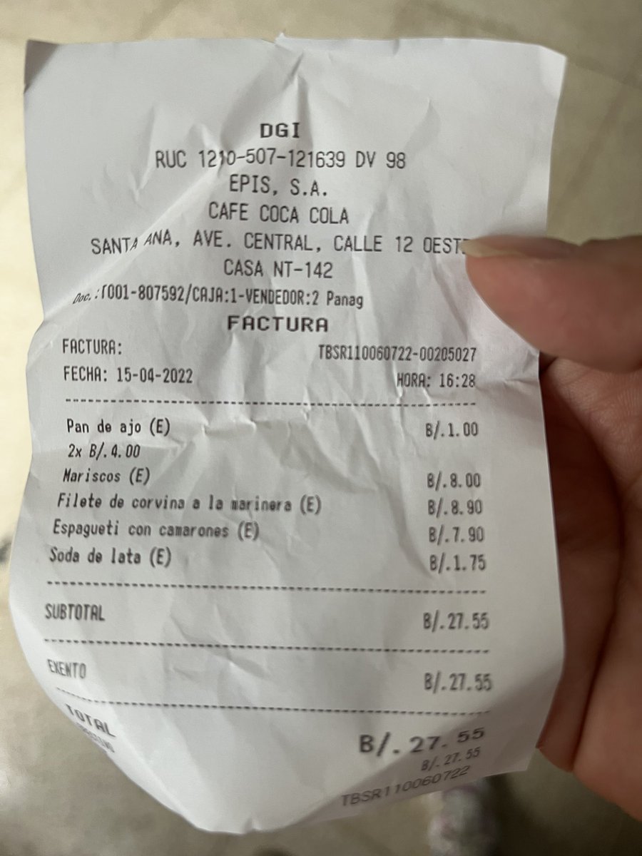JenniferNav24's tweet photo. Hoy fui, luego de muchos años, al café Coca Cola. La comida sigue estando buena, las porciones inmensas y el precio es de no creer. 
Comimos 3 adultos: 2 sopas de marisco, pan de ajo, pasta con camarones, pescado a la marinera y una soda: 🤭 https://t.co/SbB7ZNZPgX